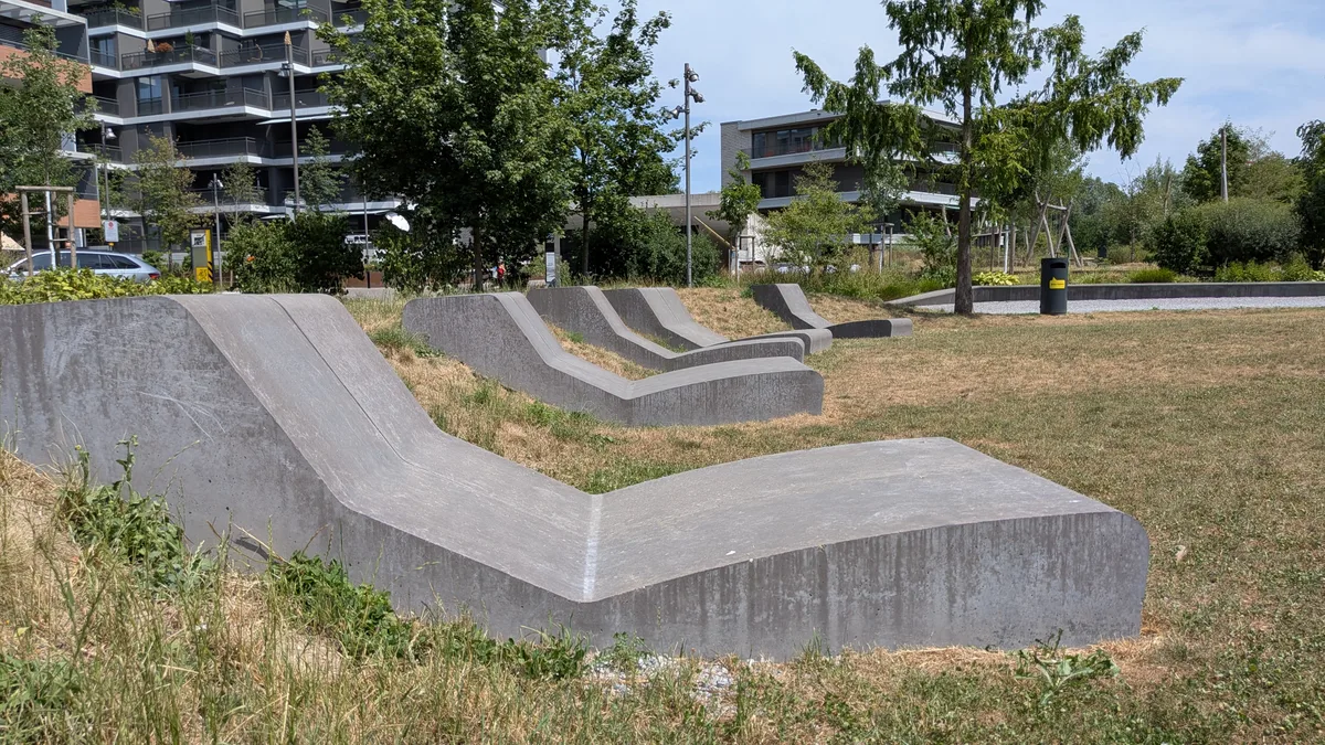 Solche nicht gerade superbequeme Betonliegen gibt es auch im Stadtpark Uster. Impressionen aus einem Park.